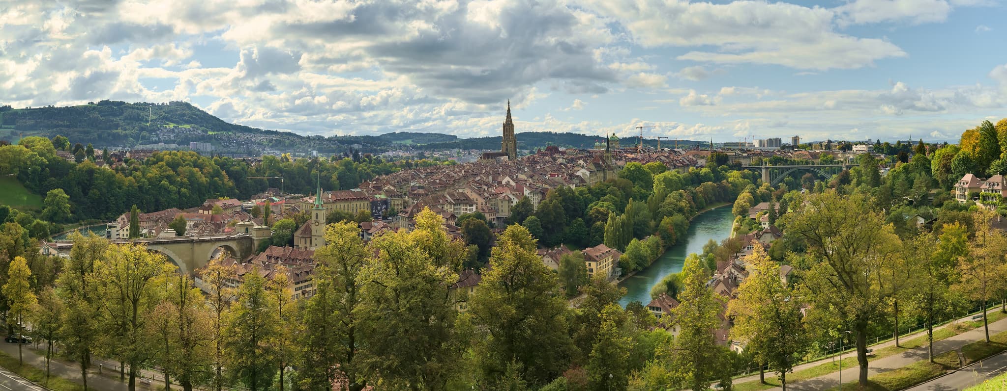 Blick über die Berner Altstadt mit dem Münster und der Aare-Schleife