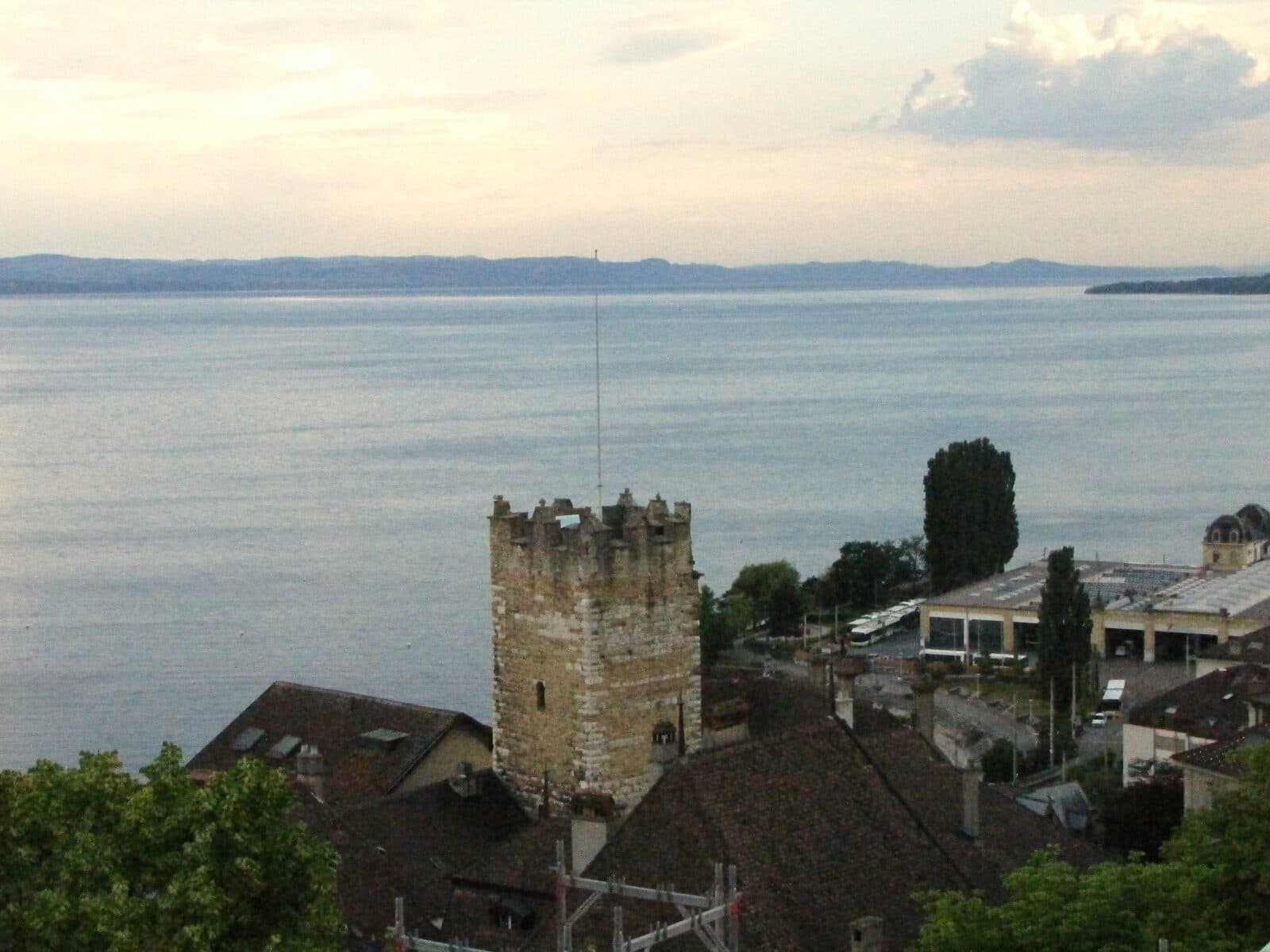 Stadt aus hellem Kalkstein am Seeufer und Rebberge am Neuenburgersee