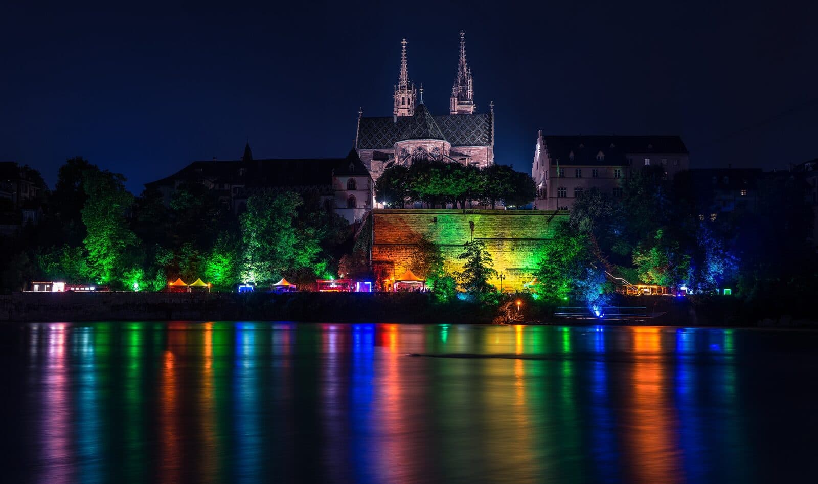 Der Rhein in Basel mit dem Münster aus rotem Sandstein, Sinnbild für Pharma und Kultur