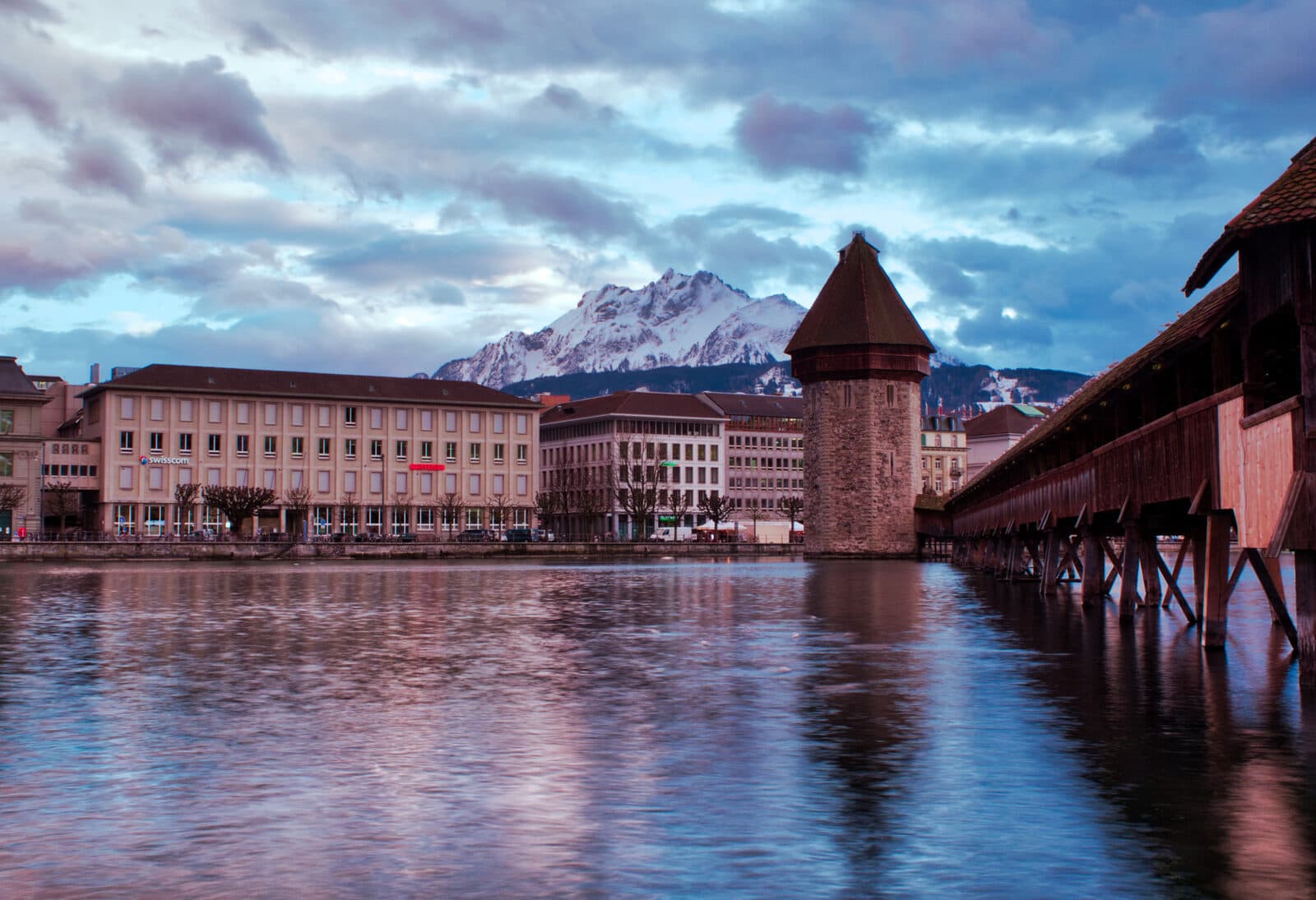 Eine typische Deutschschweizer Mittellandstadt mit einem See und den Alpen im Hintergrund