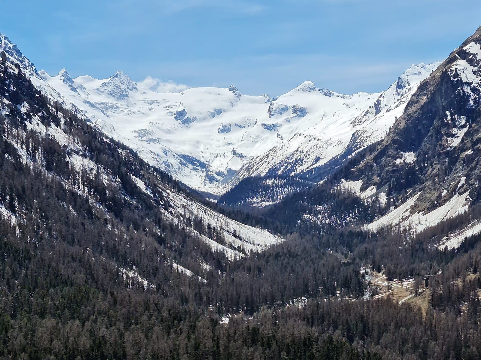 Alpine Täler des Engadins mit Dörfern aus Steinhäusern