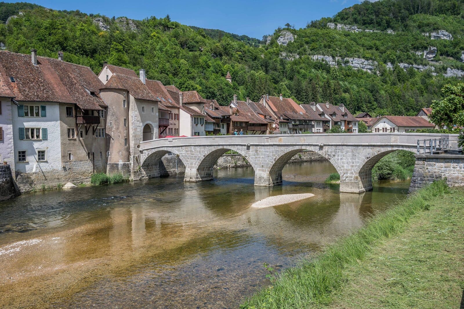 Sanfte Hochebenen der Franches-Montagnes mit Pferden