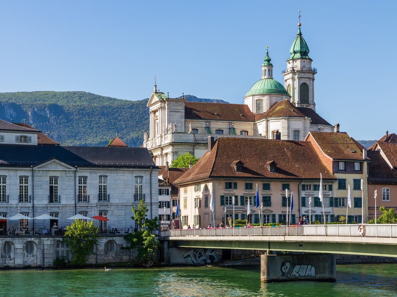 Barocke Altstadt und St.-Ursen-Kathedrale an der Aare